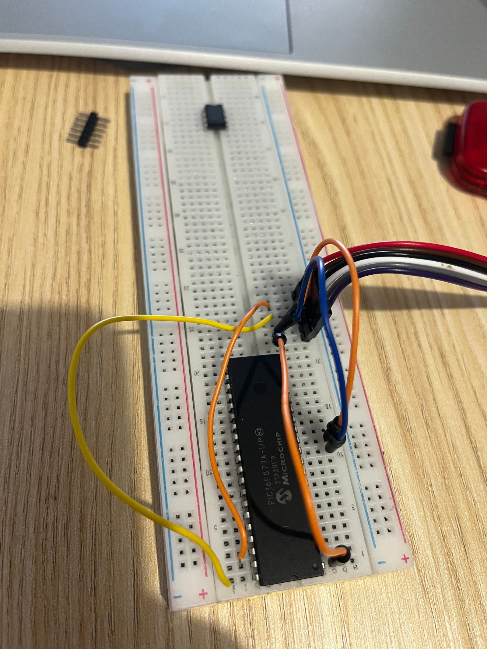 PIC16F877A sur breadboard câblé avec PICkit 3